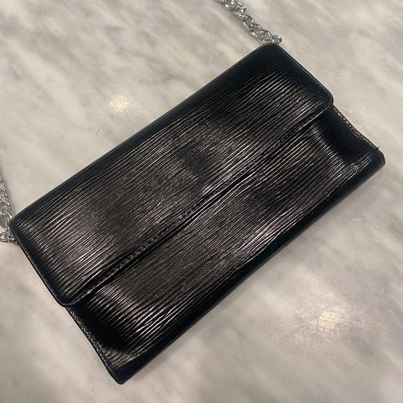 SOLD ✨Auth✨ Louis Vuitton Epi Crossbody - Picture 4 of 15